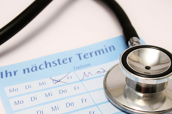 Begleitung zum Arzt oder sonstigen Terminen &copy;Adobe Stock '22432851